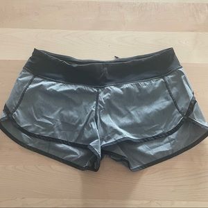 Lulu Speed Up Shorts 2.5”
